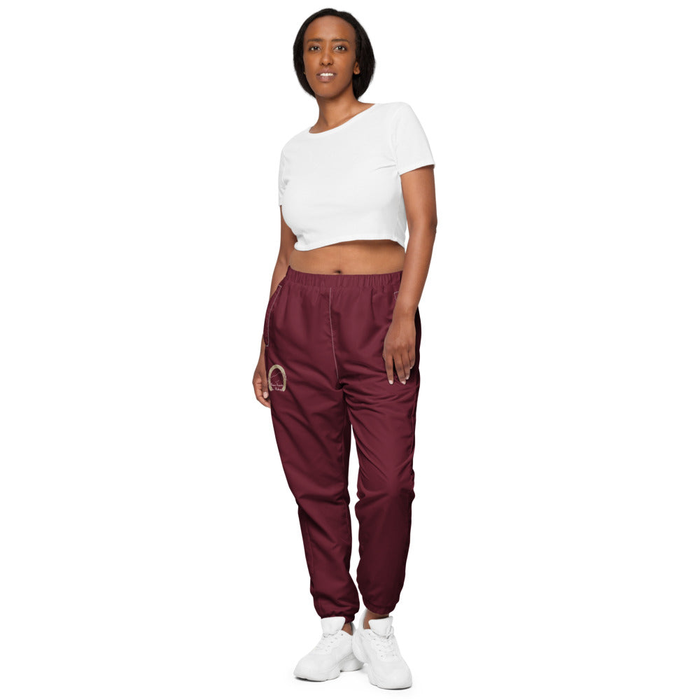 Pantalon de survêtement large unisexe Les Poneys du Roheryn, Blanc, porté par une femme, vue de face