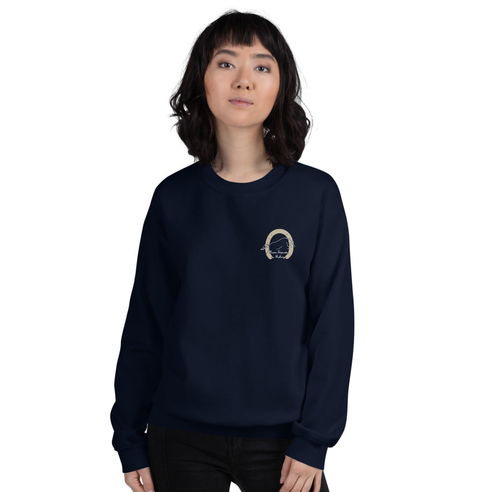 Sweat col rond unisexe Les Poneys du Roheryn, Bleu marine, porté par une femme, vue de face