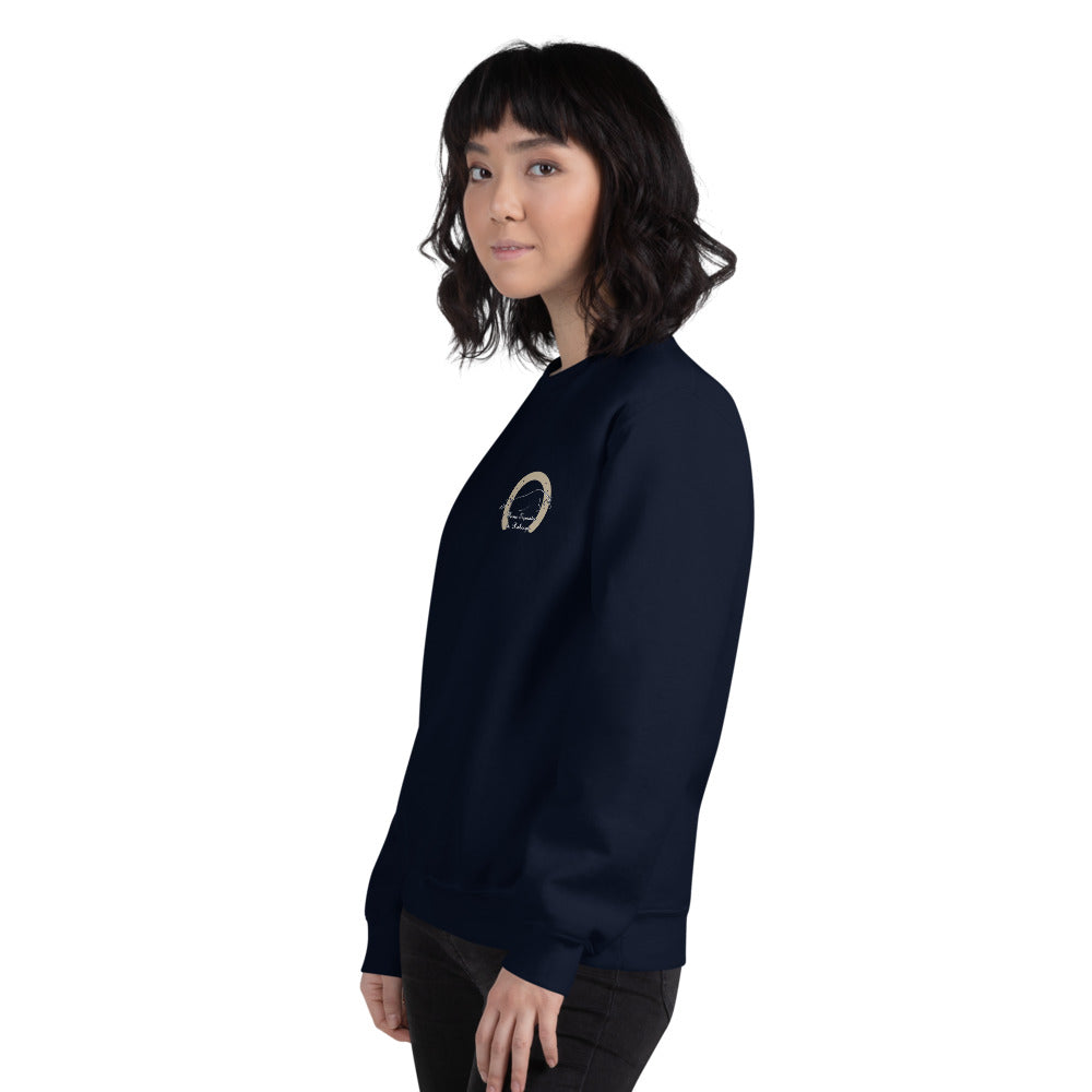 Sweat col rond unisexe Les Poneys du Roheryn, Bleu marine, porté par une femme, vue trois quarts