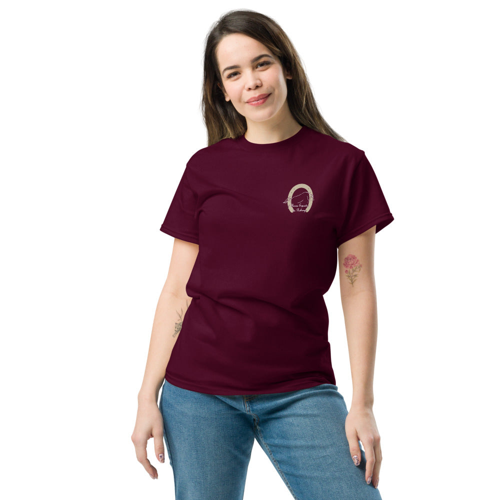 T-shirt classique unisexe Les Poneys du Roheryn, Bordeaux, porté par une femme, vue de face