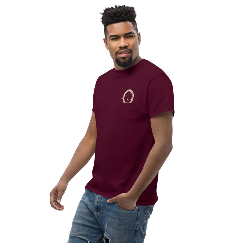 T-shirt classique unisexe Les Poneys du Roheryn, Bordeaux, porté par un homme, vue trois quarts
