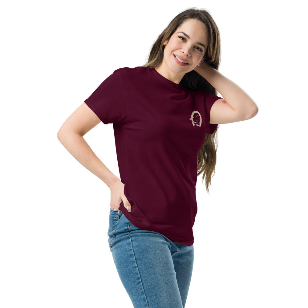 T-shirt classique unisexe Les Poneys du Roheryn, Bordeaux, porté par une femme, vue trois quarts